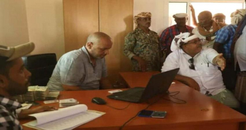 "خليفة الإنسانية" تدشن صرف منح مالية لأهالي سقطرى