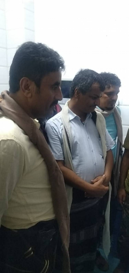 رئيس القيادة المحلية لانتقالي شبوة يقدم واجب العزاء في شهداء الحادث الإرهابي، ويزور المصابين