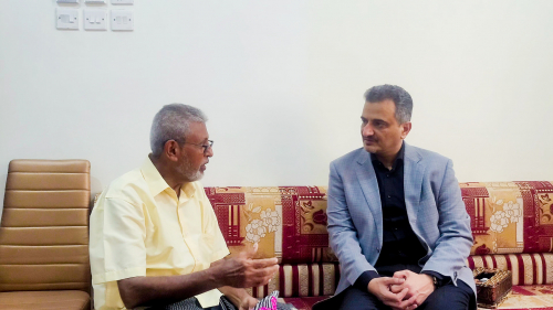 محافظ عدن يزور اسرة الشهيد الاعلامي طارق مصطفى ويقدم واجب العزاء