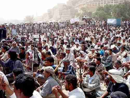 اعتصام في شبوة يدعوا التحالف لإنقاذ المحافظة من الحوثي والتحقيق مع السلطات الحاكمة