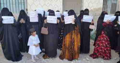 مظاهرة نسائية بالمهرة تطالب السلطة المحلية القيام بواجبها في وضع حد لارتفاع الأسعار