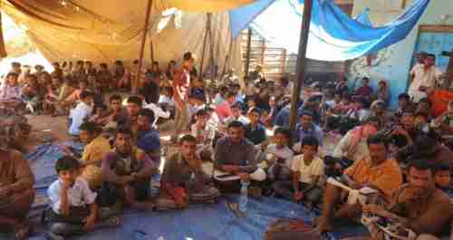 ابناء قبيلة محافظ شبوة الإصلاحي منطقة هدى يواصلون اعتصامهم ضد الاخوان والحوثي