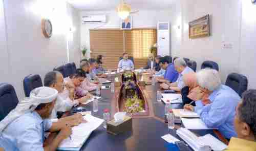 محافظ عدن يجتمع بمدراء المديريات ولجنة النقل لإعادة نظام الفرزة وحركة السير 