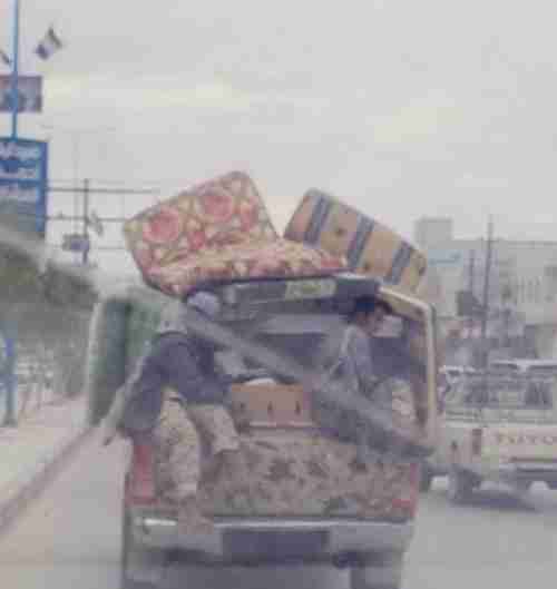 سياسي جنوبي: جنود الشرعية يعرضون حمامات وفرش معسكر العلم للبيع والحوثي يعرض اسلحتهم التي استولى عليها.