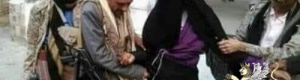 اليمنيين يتناسون إهانات نسائهم اليومية ويظهرون رجولتهم لسروال حضرمي