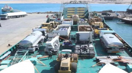 باخرة إماراتية تحمل الديزل لمحطات كهرباء سقطرى