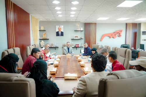 الشيخ لملس يقرَّ زيادة 30 ألف ريال شهرياً للمعلمين المداومين