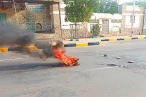 أبين.. عسكريون بلا مرتبات منذ 4 أشهر يحتجون ويحذرون من ثورة جياع