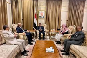 دعاة دولة صنعموت يتجاهلون جرائم بن دغر ويحجون إلى بيته لتقبيل رأسه وكتفيه
