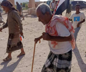 شيخ حضرمي مسن جاء شبام يبحث عن وطن لا عن وليمة شيخ مخيم