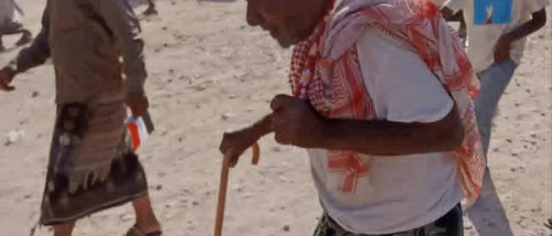 شيخ حضرمي مسن جاء شبام يبحث عن وطن لا عن وليمة شيخ مخيم