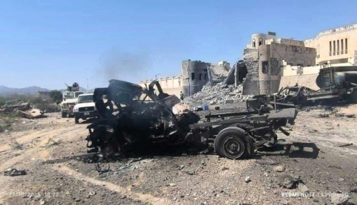 هجوم إرهابي مزدوج بسيارتين مفخختين يستهدف مقر اللواء الأول بأبين