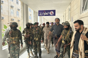 الشيخ الجفري يزور جرحى هجوم المحفد الإرهابي بمستشفى بن زايد بعتق