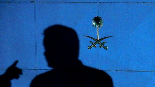 المخابرات السعودية تحقق مع مسئولين يمنيين كبار بينهم "العليمي" ونجل "هادي"
