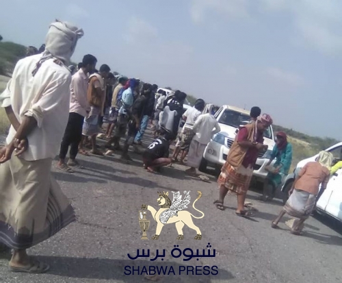 جنود اللواء الثالث حماية رئاسية يقطعون طريق "عدن ـ شبوة" مطالبين بالإفراج عن رواتبهم.