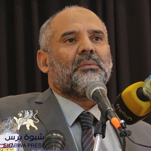 يحمل بيده ملف الغدر : اجتماع ثنائي يلحقه اجتماع آخر لتقسيم حضرموت 