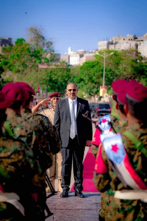 الرئيس الزبيدي يضع اكليل الزهور على ضريح الجندي المجهول بالتواهي (صور)