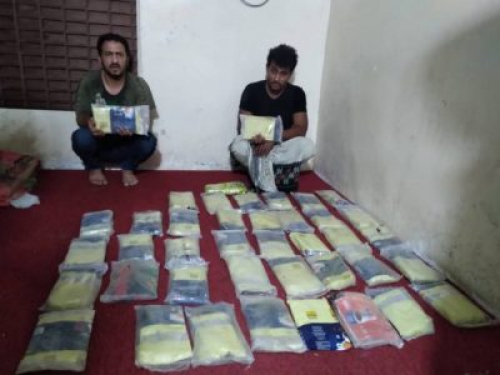 نقطة دوفس تضبط سيارة على متنها شابين وبحوزتهما 41 كيلو حشيش كانت في طريقها الى عدن 