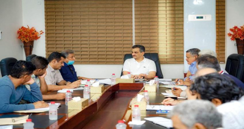 محافظ عدن يرأس إجتماع تقييمي للمسؤوليين ويقف أمام تكليفات سابقة لهم