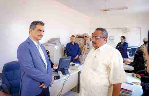 المحافظ لملس يقوم بزيارة مفاجئة لمبنى البريد ويوقف مديره العام