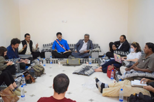 انتقالي #شبوة يسلم الوفد الإعلامي الدولي ملفاً متكاملاً عن انتهاكات الإخوان في المحافظة 