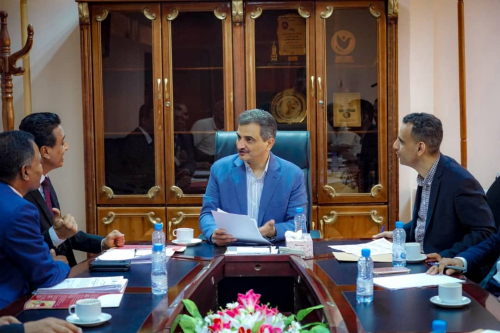 محافظ العاصمة عدن يناقش مع وكلاء وزارة الإدارة المحلية تقرير الموارد المالية وسُبل تنميتها 
