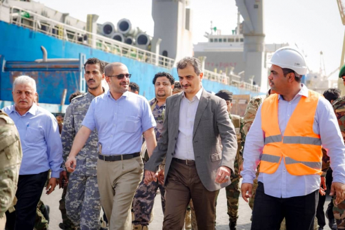 محافظ العاصمة عدن يستقبل شحنة أعمدة نقل الطاقة الخاصة بالمحطة الكهربائية الجديدة 