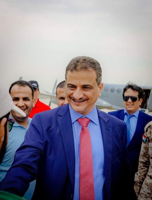 محافظ عدن يفضح مزايدة الاخوان ويوضح حقيقة منع جرحى تعز من السفر