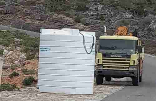 خليفة الإنسانية تتكفل بتوصيل المياه إلى ديكسم في سقطرى