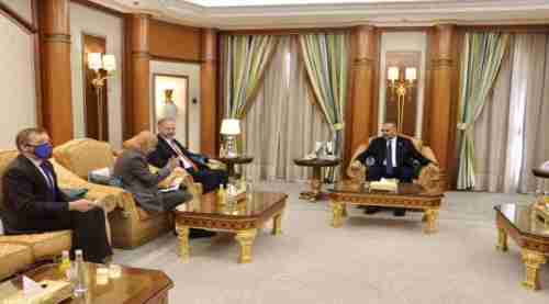 بحضور شلال..الزبيدي يؤكد على الشراكة الإستراتيجية مع التحالف والولايات المتحدة في مكافحة الإرهاب والتطرف