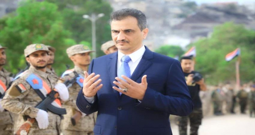 لملس وقيادات في الانتقالي يضعون اكليلا من الزهور على ضريح الجندي المجهول بعدن