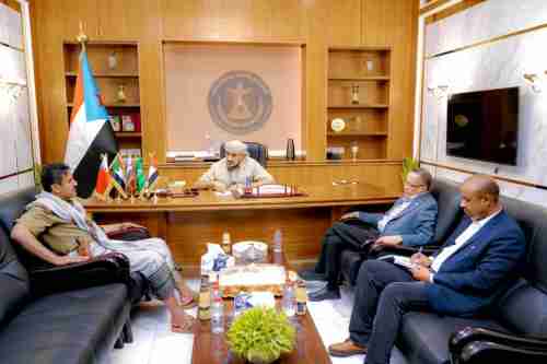 الرئيس "الزُبيدي" يلتقي رئيس تنفيذية انتقالي شبوة ويطّلع منه على آخر المستجدات بالمحافظة