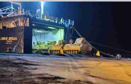 مصادر يمنية تكشف عن نقل معدات عسكرية سعودية من عدن بحرا وجوا