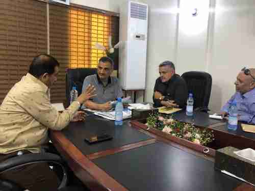 محافظ عدن يلتقي عددا من مسؤولي الأشغال العامة والطرق وإدارة الإنارة، ومكتب التخطيط والتعاون الدولي بعدن