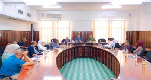 المحافظ لملس يتسلم مقترح بالحلول والمعالجات لاستعادة دور عدن الريادي