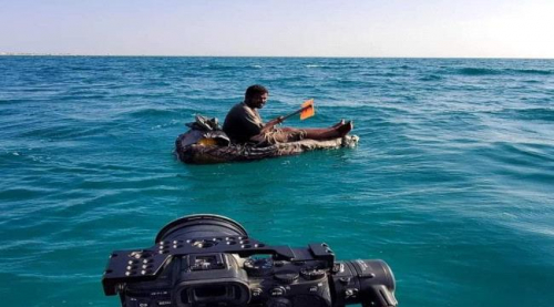 الزُبيدي يوجه بشراء قارب لصياد عدني خاطر بنفسه لكسب لقمة العيش