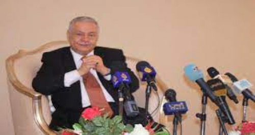 مستشار الرئيس هادي "المفلحي": السلاح يصل الحوثي من خلال طرق تقع تحت سيطرة الشرعية