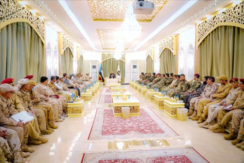 أكد أهمية الجاهزية واليقظة العاليتين : الرئيس الزُبيدي يجتمع بقادة الجيش والأمن