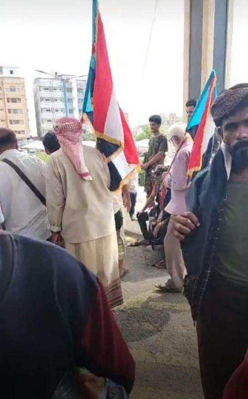 جماهير الجنوب الغاضبة تحتشد أمام فندق التكتل اليمني بخورمكسر