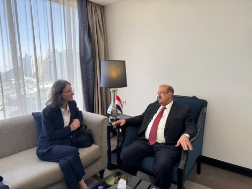 أثقل رجل في أفقر دولة يلتقي أنحف امرأة في أغنى دولة.. ومأساة اليمن على كرشه!