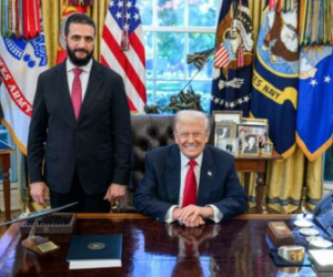 ترامب والجولاني وقبعة "ماغا".. دمية الإرهاب في حضن المشروع الأميركي الإسرائيلي