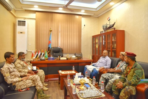 الرئيس الزُبيدي يطّلع على جاهزية اللوائين 11 صاعقة والثاني تدخل سريع بأبين