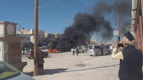 جنود الأمن في شبوه يقطعون الطريق احتجاجا على عدم صرف رواتبهم 