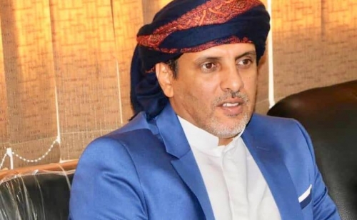 الشيخ "باكريت" يوجه بوقف الإزدواج الوظيفي في محافظة المهرة 