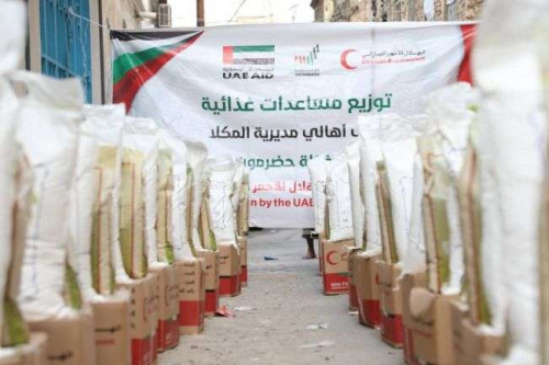 هلال الامارات يوزع أكثر من (1700) سلة غذائية على أهالي حي السلام بالمكلا