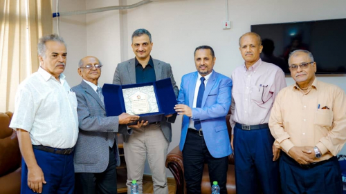 محافظ العاصمة عدن يُكرم الفنان الكبير "محمد محسن عطروش" ويدعو الحكومة للاهتمام بالمبدعين