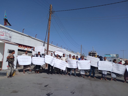 ضباط وطيارين وقادة أولوية جنوبيون سابقون ينظمون وقفة احتجاجية ويناشدون محافظ عدن