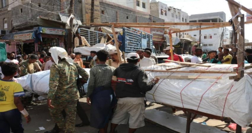 تواصل حملة إزالة العشوائيات والعوائق من شوارع مديرية الشيخ عثمان بعدن