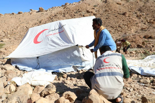 هيئة الهلال الأحمر الإماراتي تواصل حملتها الإنسانية للحد من تداعيات البرد في مختلف المناطق النائية بحضرموت