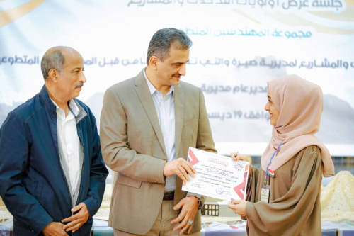 محافظ العاصمة عدن يحضر جلسة عرض مصفوفة التدخلات والمشاريع الأولية بمديرية صيرة